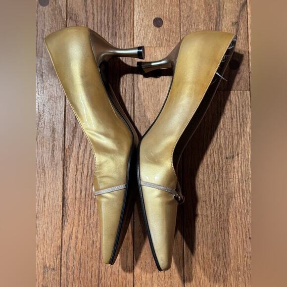 Stuart Weitzman Gold Kitten Heels with Bow Accent - Picture 2 of 3